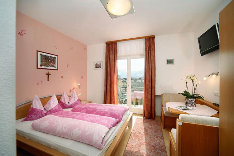 Camera matrimoniale rosa con balcone sud, a 18 m²