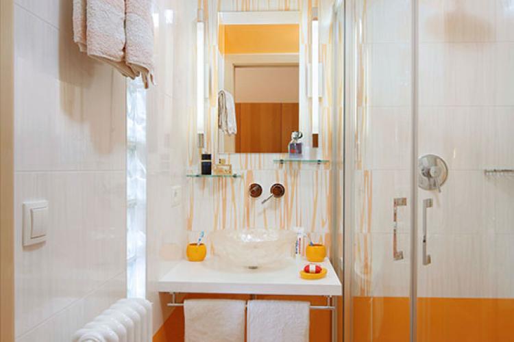 Camera matrimoniale arancione con bagno
