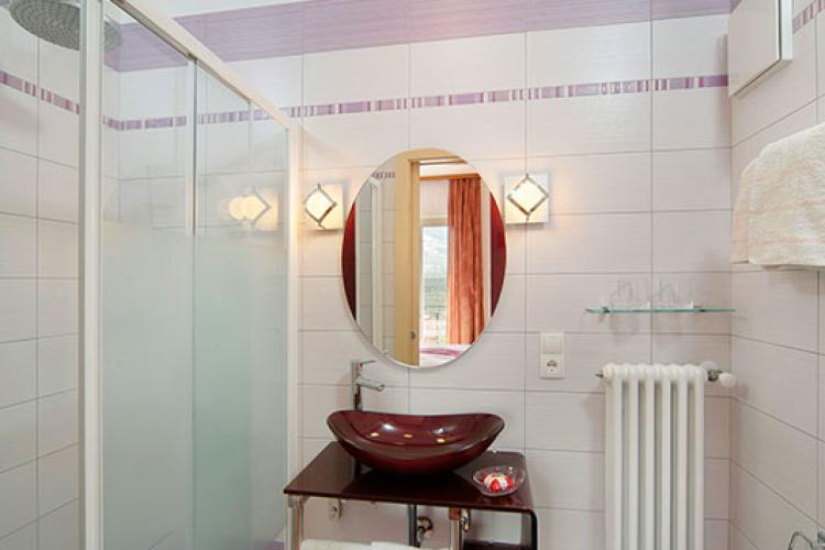 Camera matrimoniale rosa con bagno