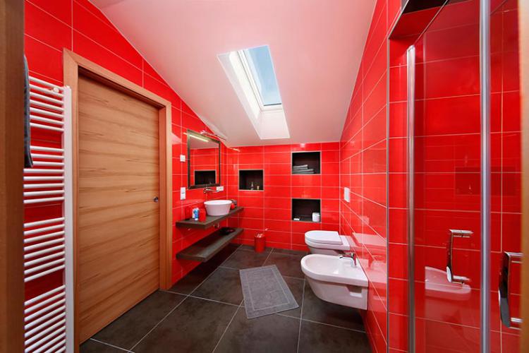 Rotes Badezimmer mit Tageslicht