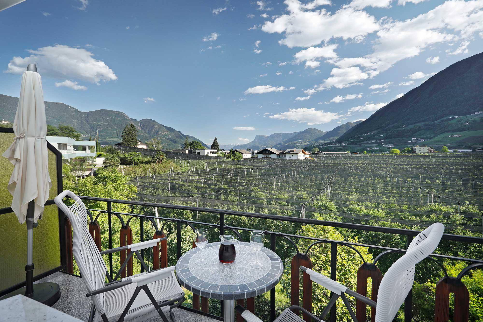 Balkon mit Sitzgelegenheit und Sonnenliegen