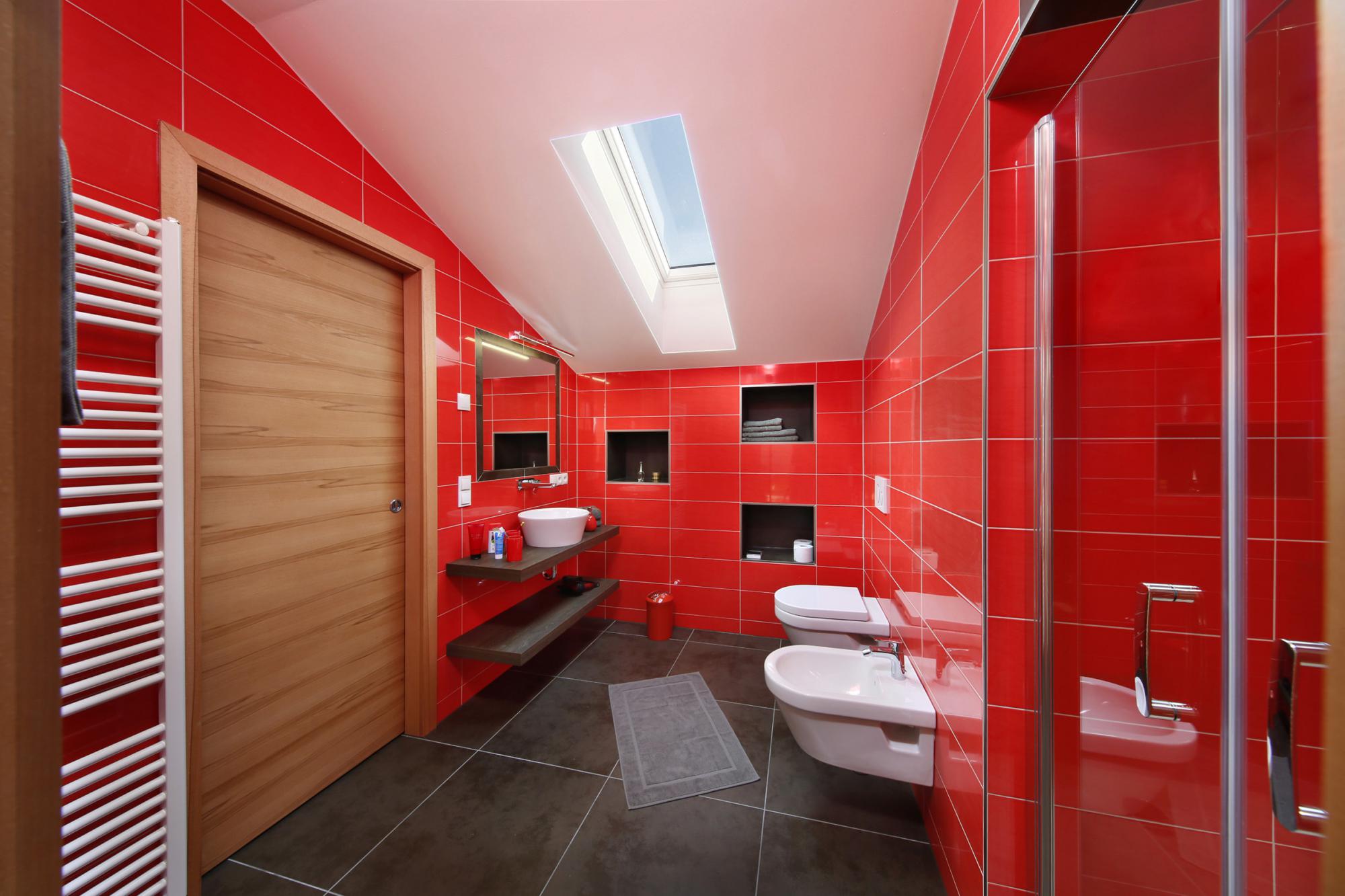Rotes Badezimmer mit Tageslicht